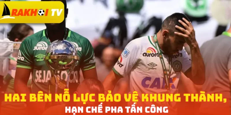 Hai bên nỗ lực bảo vệ khung thành nhằm hạn chế bàn thua